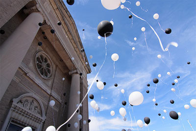 Wypuszczenie balonów przed kościołem