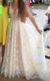 Suknia ślubna Lekka, zwiewna, z pięknym dekoltem z przodu i tyłu kolor: Śmietankowa, dół z lekkim prześwitem tiulu brzoskwiniowego rozmiar: 36